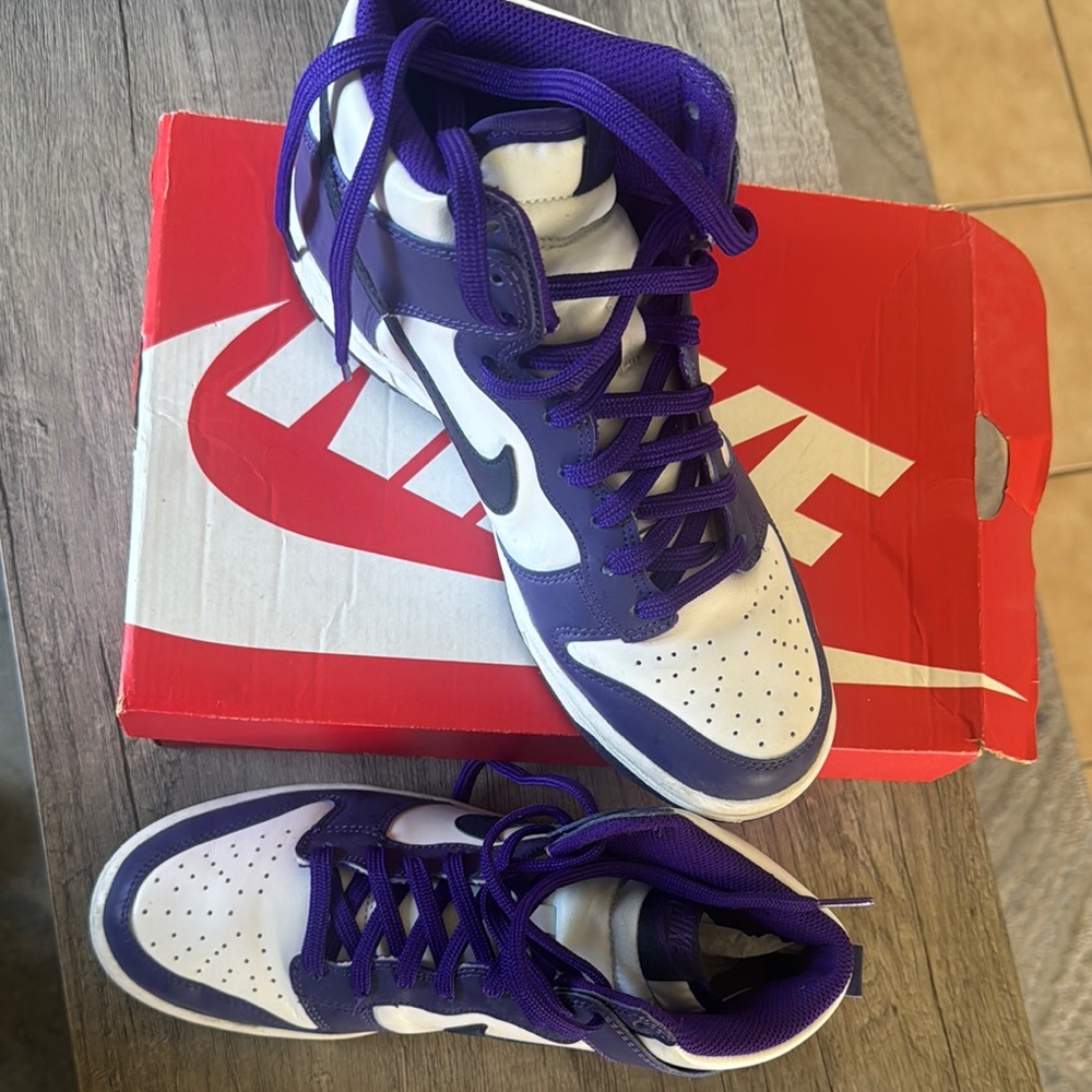 Nike HI- Dunk in Navy and White (GS)   LIKE NEW - SIZE 7Y